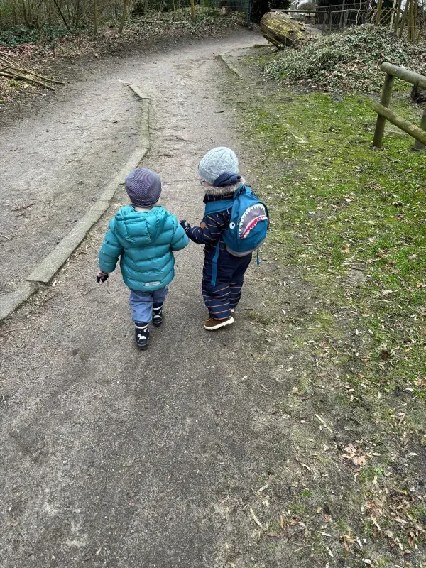 Kinder machen einen Ausflug