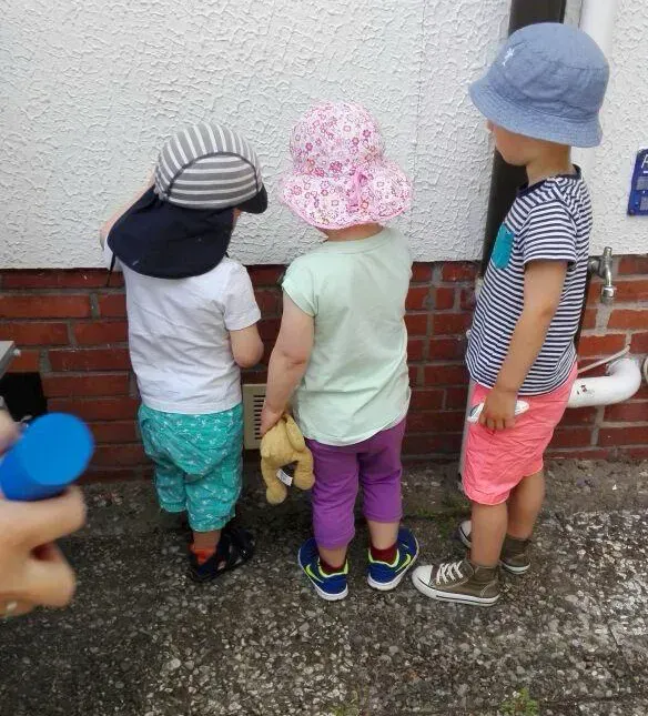 Kann man da was anschließen? Kinder entdecken den Wasserhahn