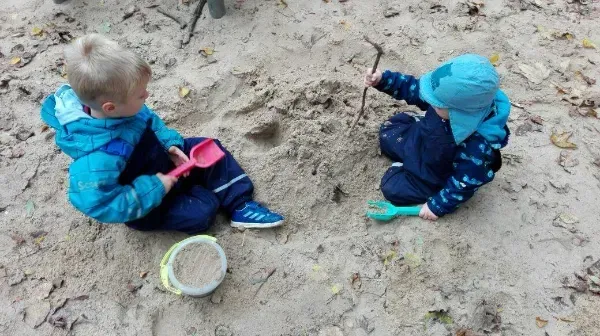 Kuchen backen ist natürlich auch ein Muss auf dem Spielplatz