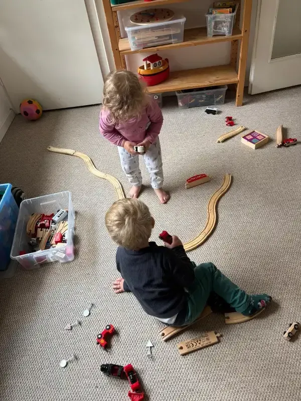 Die Holzbahn bietet an regnerischen Tagen eine gute Abwechslung