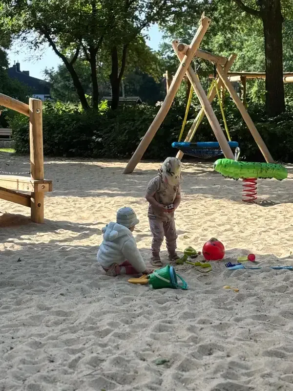 Kinder bei der Tagesmutter Norderstedt auf dem Spielplatz