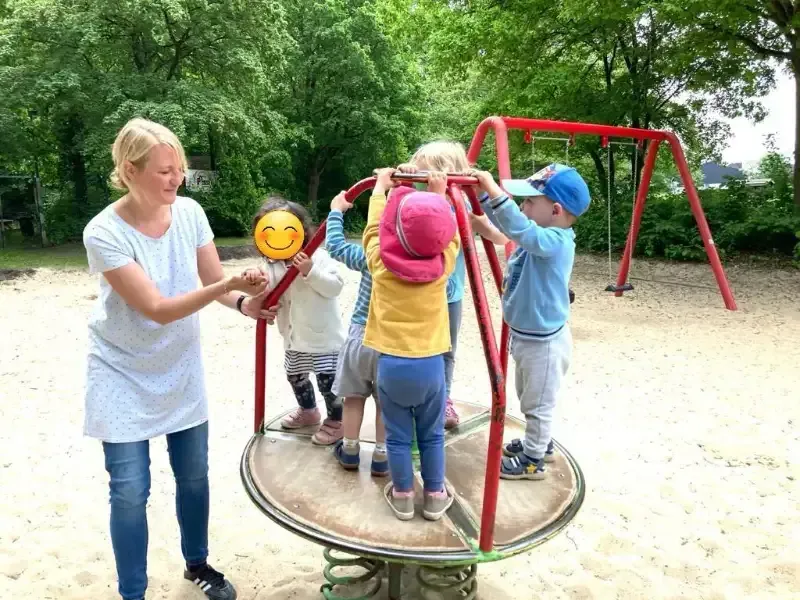 Tagesmutter Norderstedt mit Kindern auf dem Spielplatz