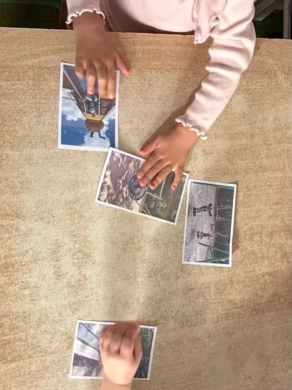 Zwei Kinder legen Fotokarten aus und suchen gemeinsam aus, was sie unternehmen möchten
