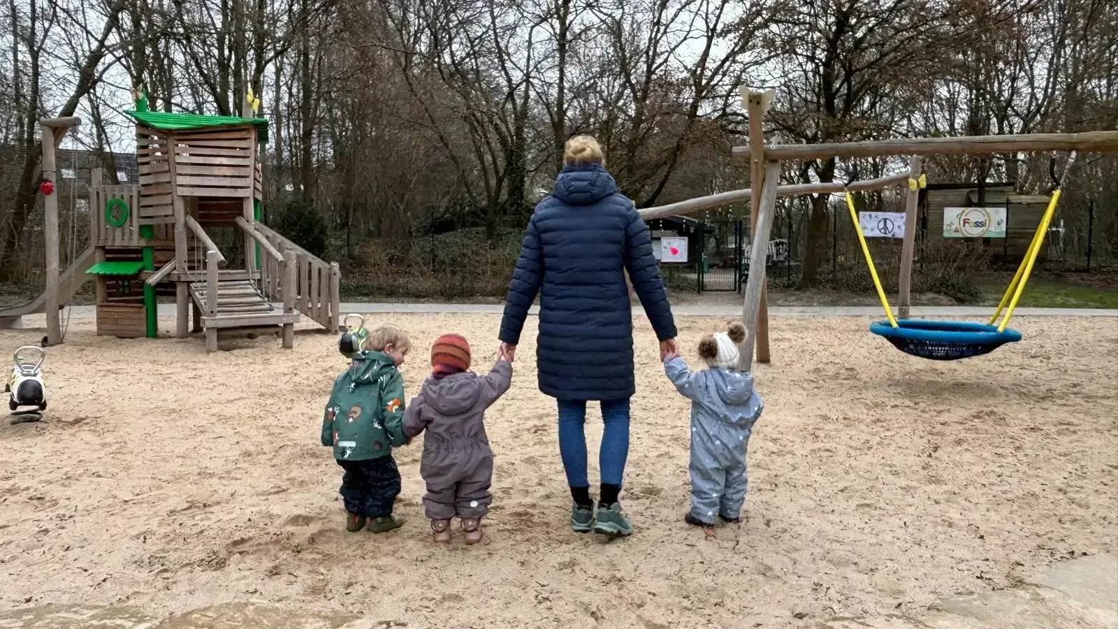 Tagesmutter Norderstedt mit Kindern auf dem Spielplatz